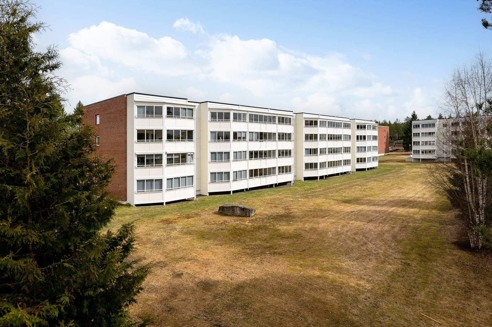 Leiligheten ligger fint til i et veletablert og barnevennlig boligområde på Mastmoen med nærhet til bymarka. Nærmest umiddelbar nærhet til populære friluftsområder i Svartholtet og ca. 2,5 km til Elverum sentrum med alle fasiliteter. Galleribilde