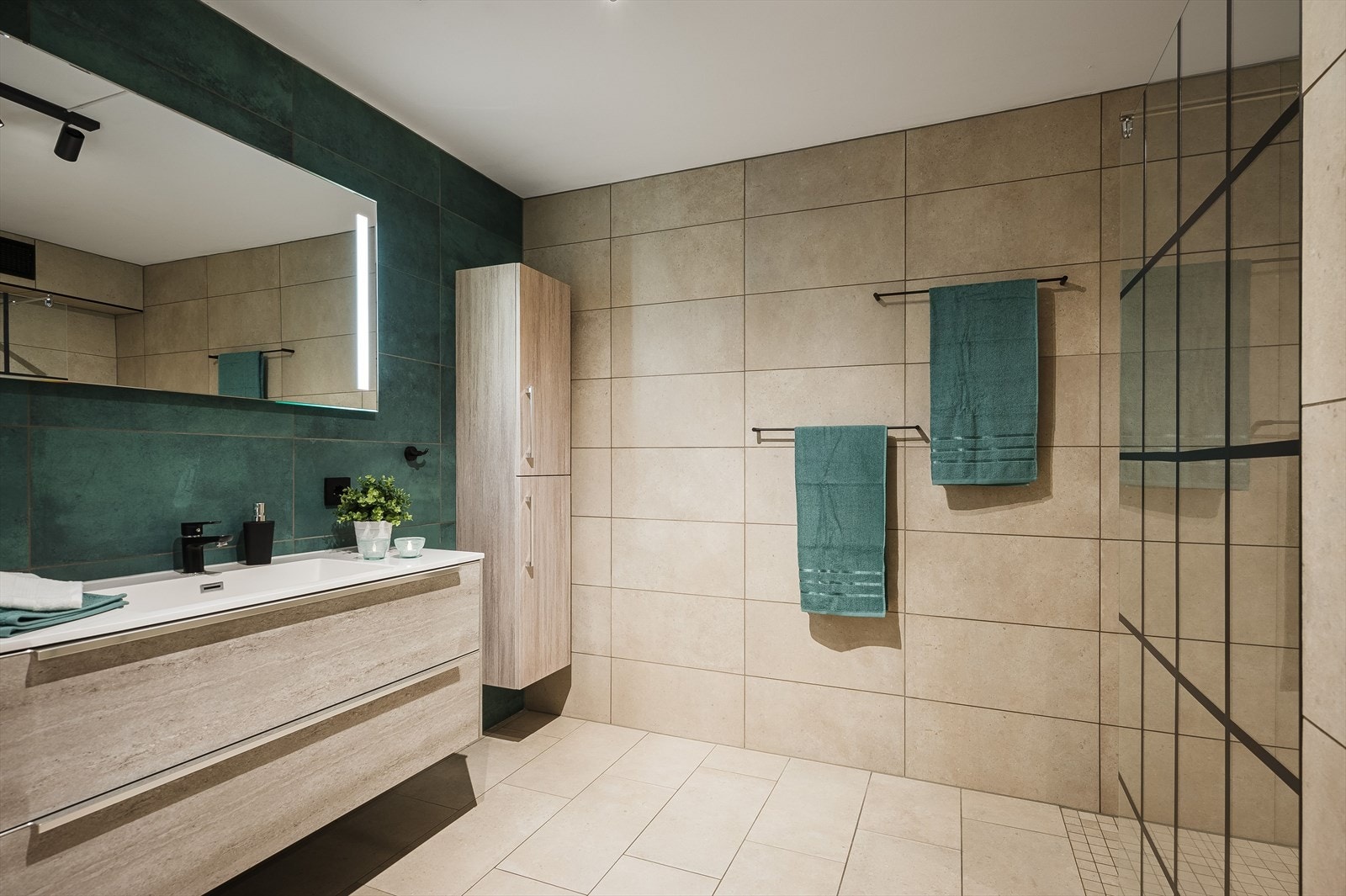 Leiligheten har et stort og moderne baderom som ble pusset opp i 2020. Baderommet har flislagt gulv med gulvvarme og flislagte vegger. Galleribilde