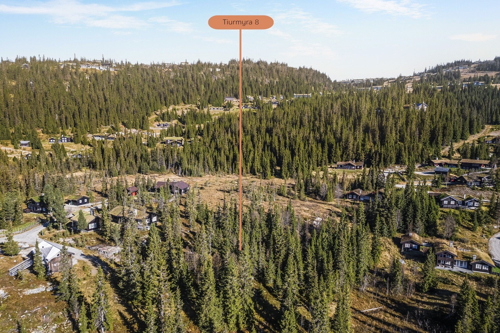 Tomten har en attraktiv beliggenhet på Kvitfjell vest, 748 meter over havet og med en størrelse på hele 2,045 m². Galleribilde