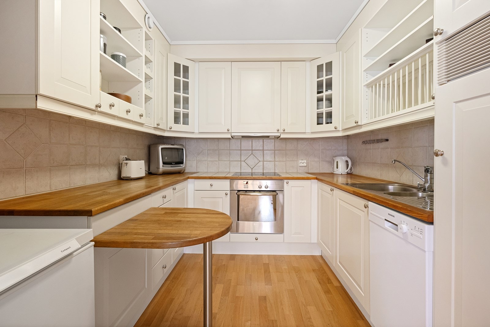 Kjøkken med integrerte hvitevarer Galleribilde