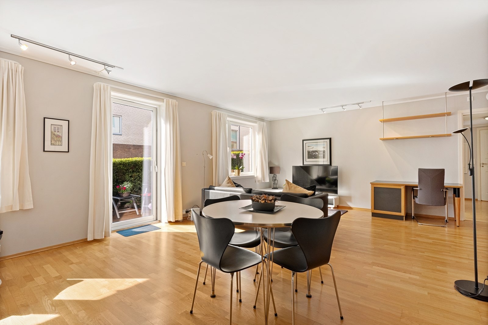 Romslig og fin stue Galleribilde