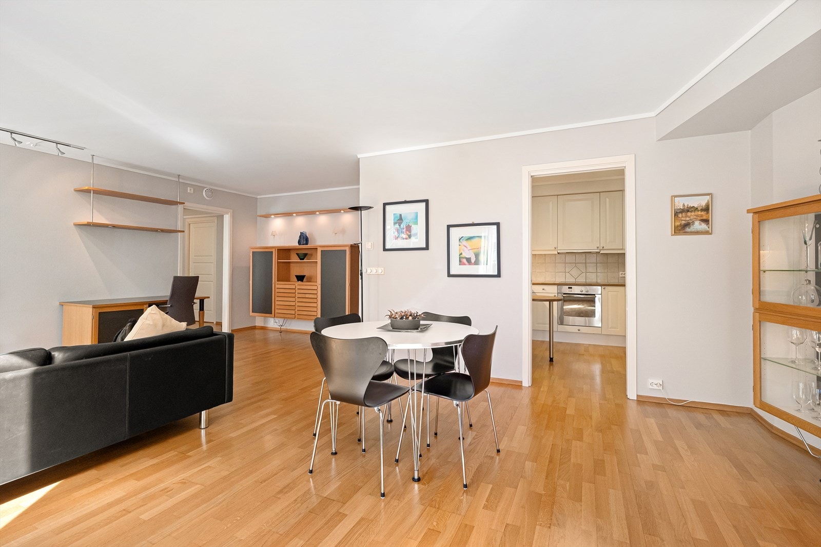 Veggmontert innredning fra Unoform som medfølger handelen. 2 kommoder og 2 vegghyller Galleribilde