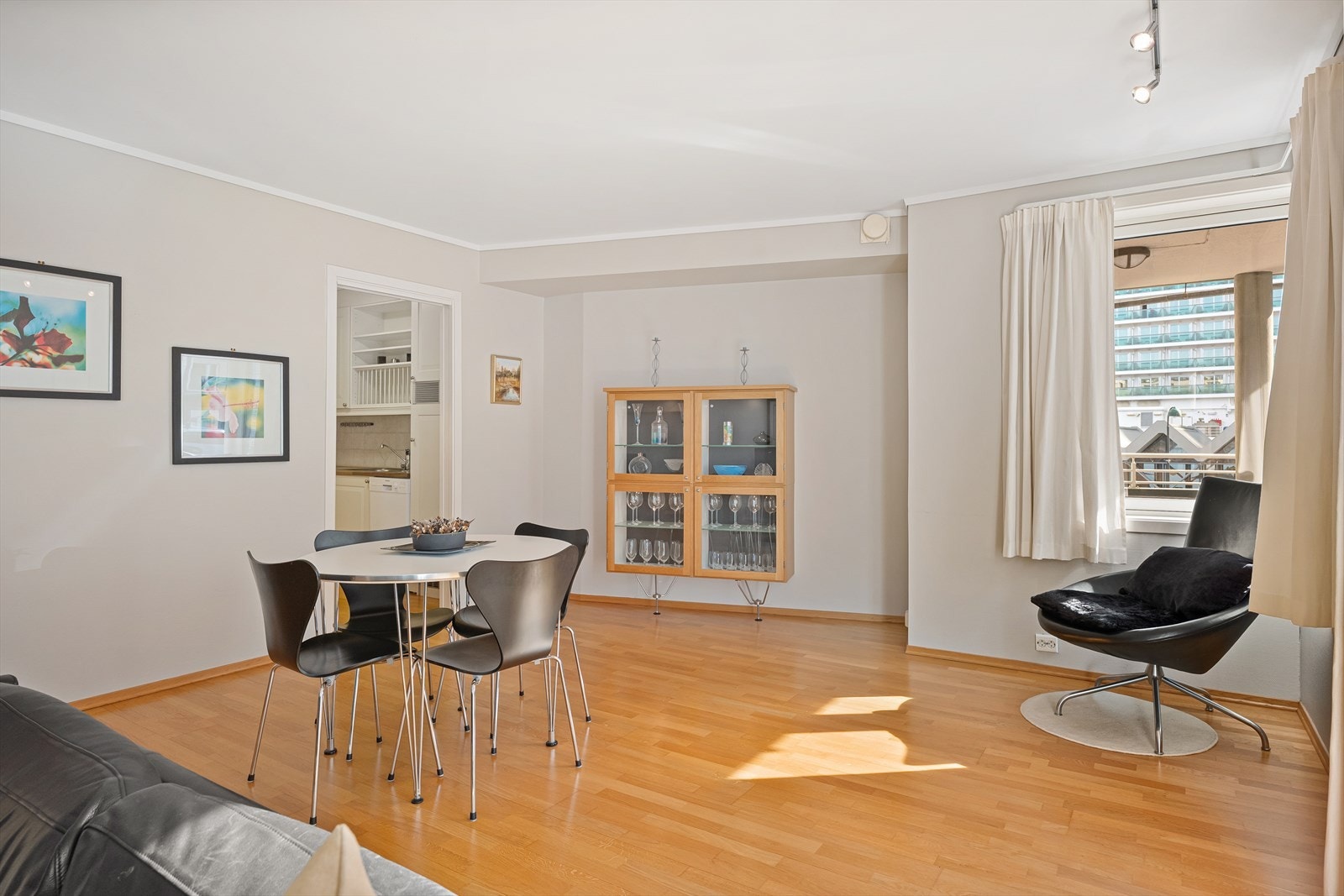 Noe utsikt fra stuen mot sentrum. Et cruiseskip skimter du i bakgrunnen Galleribilde