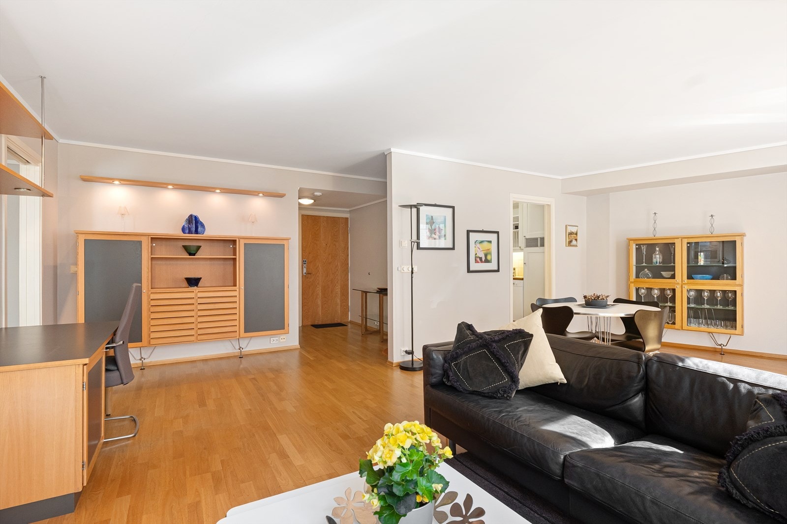 Lys og romslig stue Galleribilde