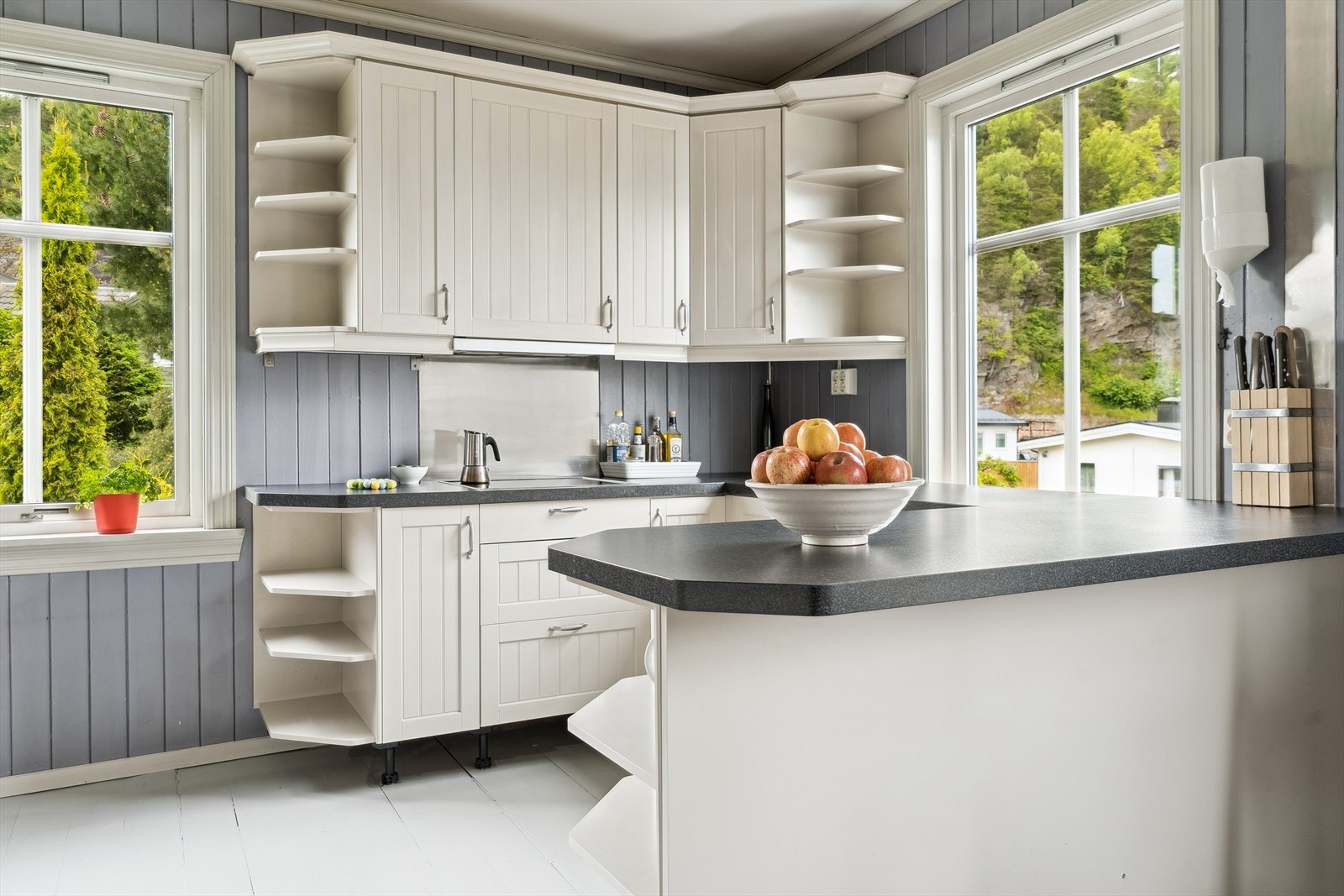 Kjøkkenet har innreiing frå Marbodal, med profilerte frontar og benkeplate i laminat. Galleribilde