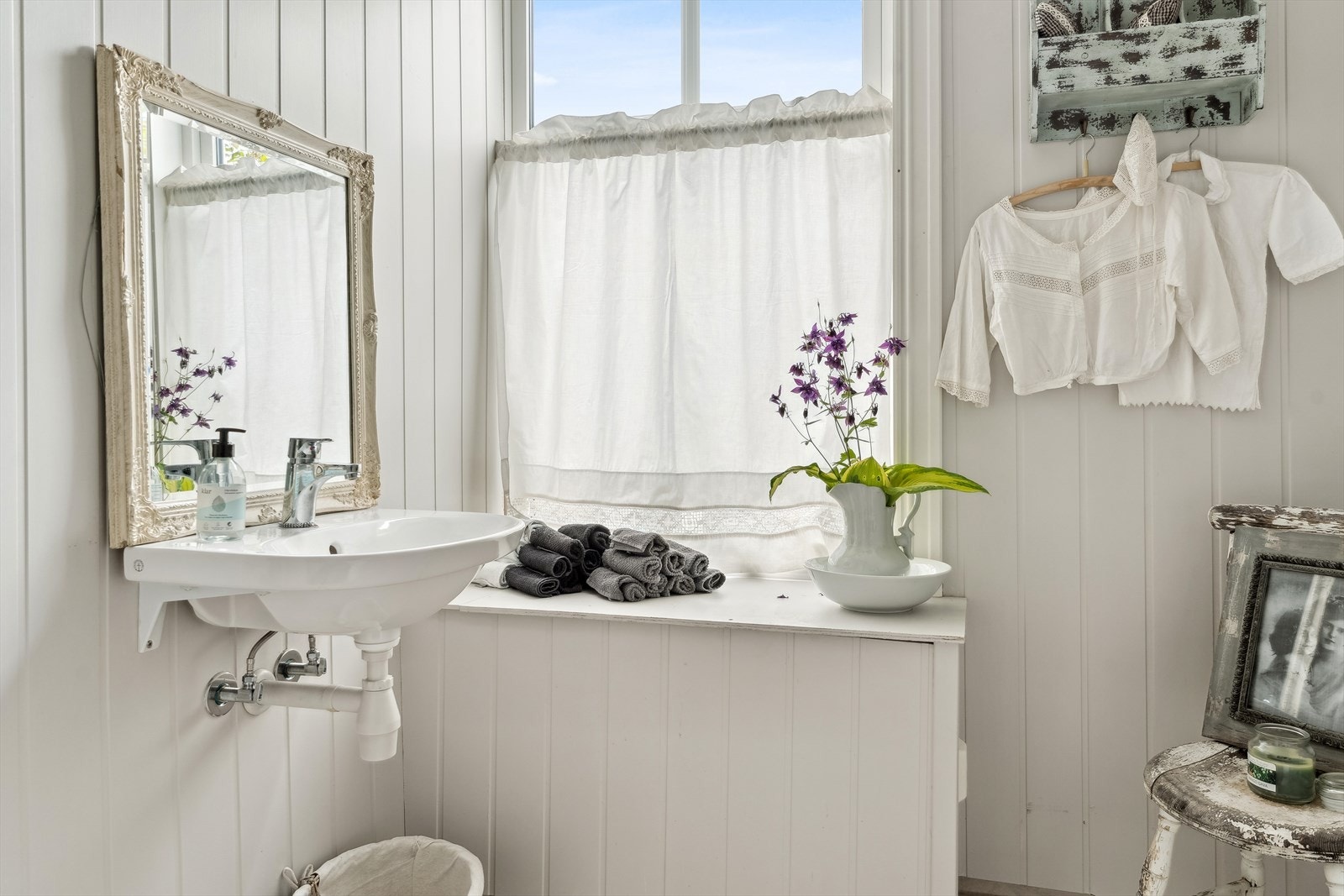 For øvrig består lokalet også av tidlegare kjøkken med kjølerom i tilknytning, så her ligg mykje til rette for ulik bruk. Galleribilde