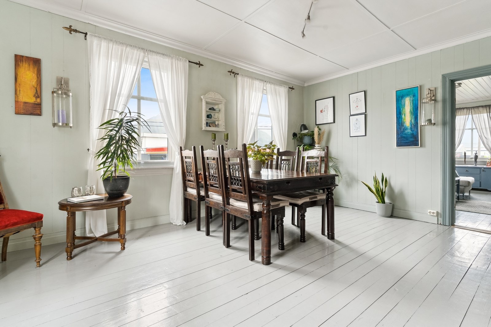 Vidare opp i hovedetasjen ber romma preg av orginale tregolv og lyse, duse fargar som gjev ei behageleg stemning til romma. Galleribilde