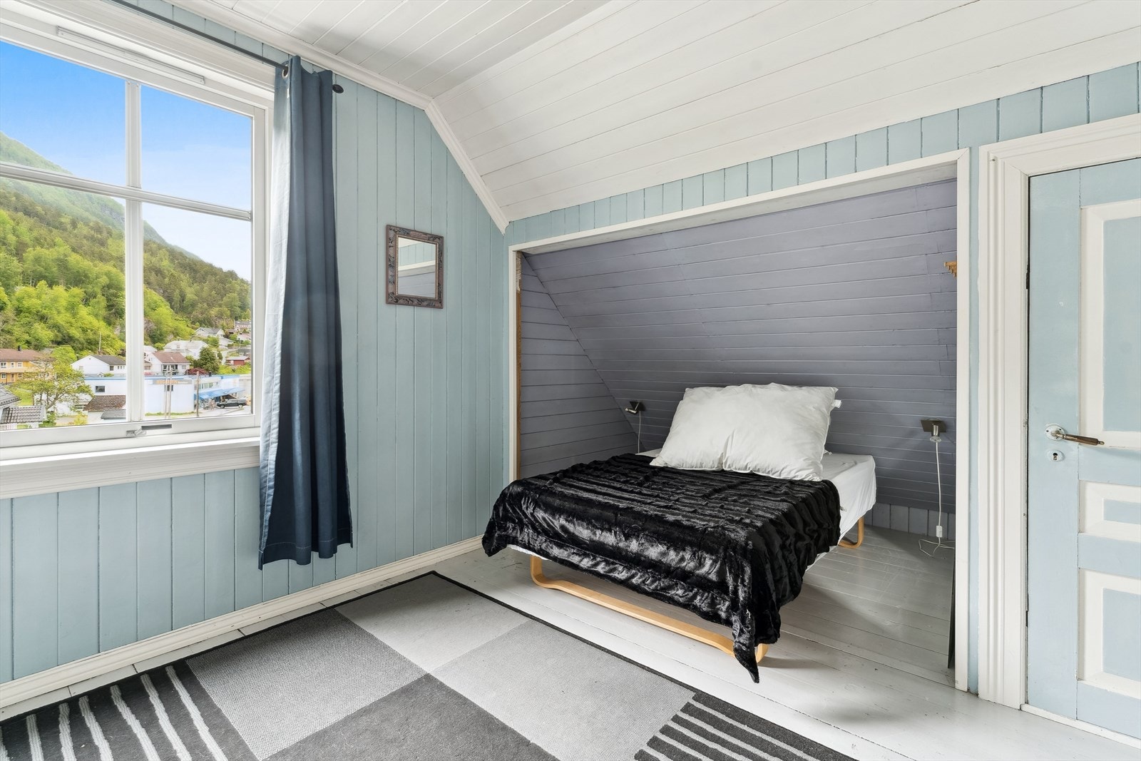 To av romma har kott i kneveggen, for praktisk og skjult oppbevaring. Galleribilde