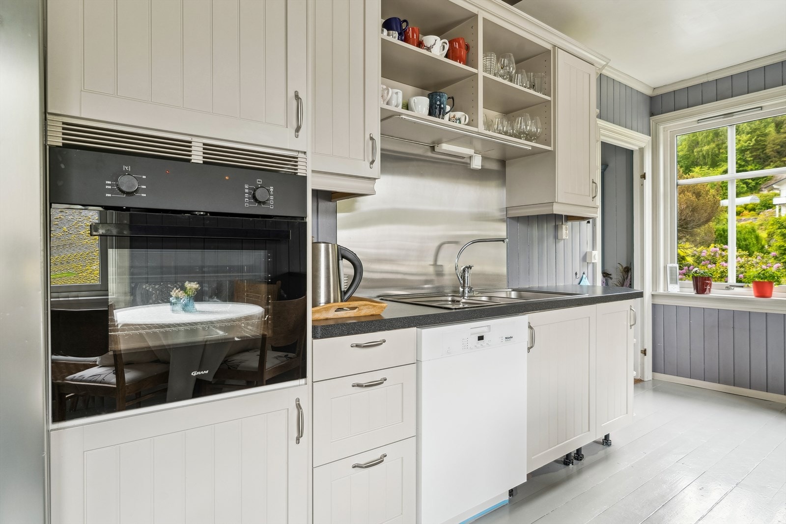 Steikeomn i praktisk ståhøgde gjer det lett å ta ut smakfulle rettar frå omnen. Galleribilde