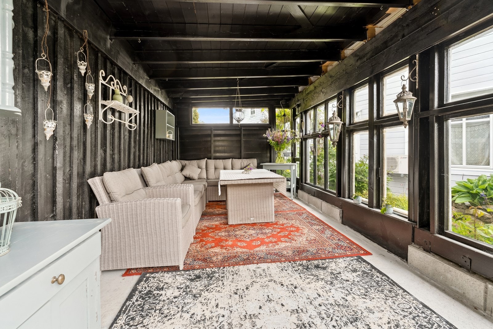 Tenk å invitere inn familie og venner til koselege sommarkveldar her! Galleribilde