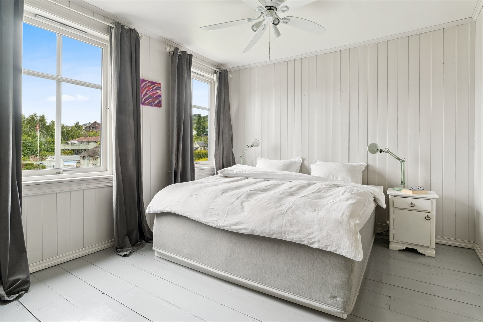 Alle soveromma er av god størrelse med plass til dobbeltseng og øvrig møblement. Galleribilde