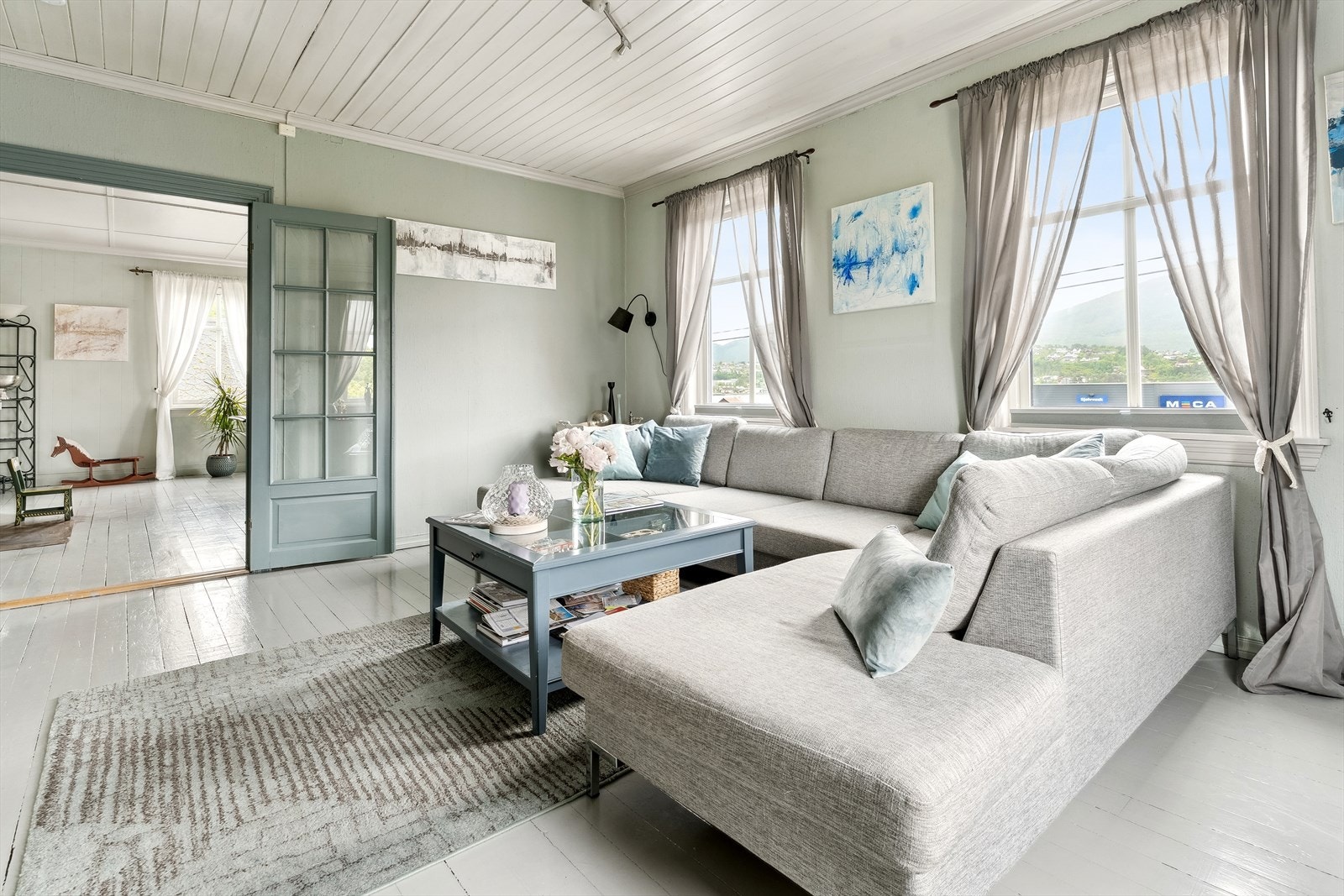 Lyse og trivelege opphaldsrom, med god takhøgde og store vinduagsflater gjev ei luftig og opa atmosfære. Galleribilde