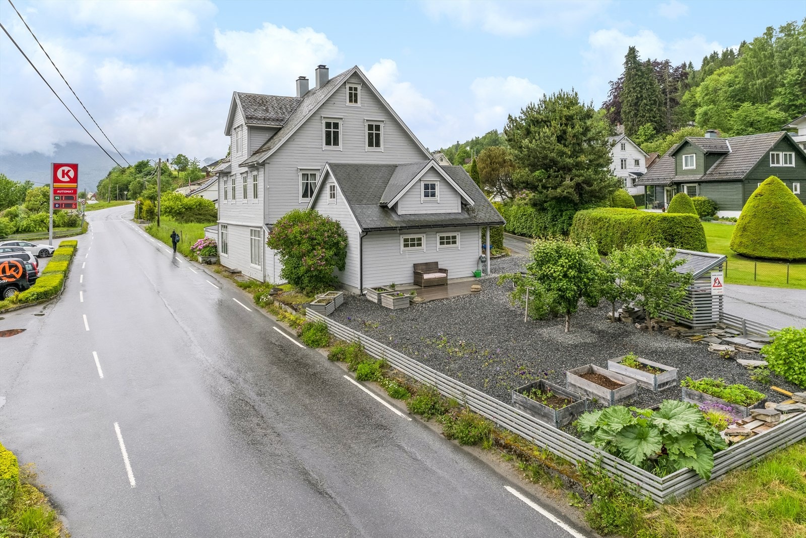 Aust for huset har ein også eit større uteområde opparbeidd med frukttre og kjøkkenhage. Galleribilde