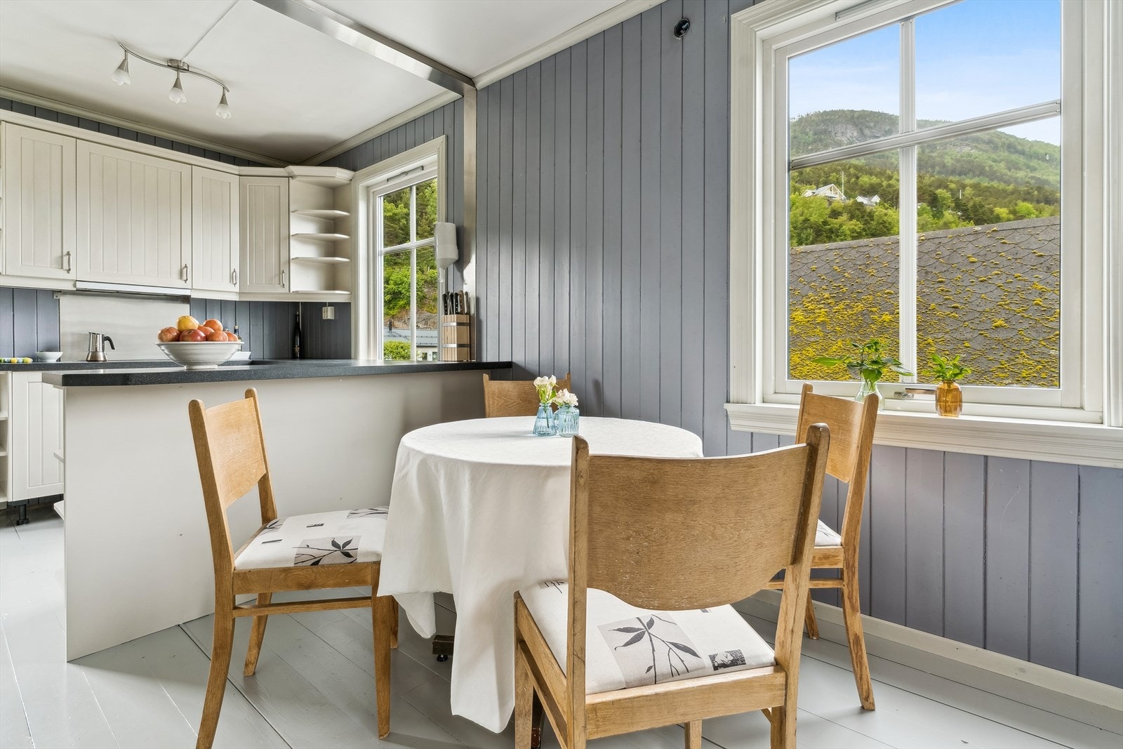 Også her har ein plass til spiesgruppe, perfekt for raske kvardagsmåltid og lekselesing. Galleribilde