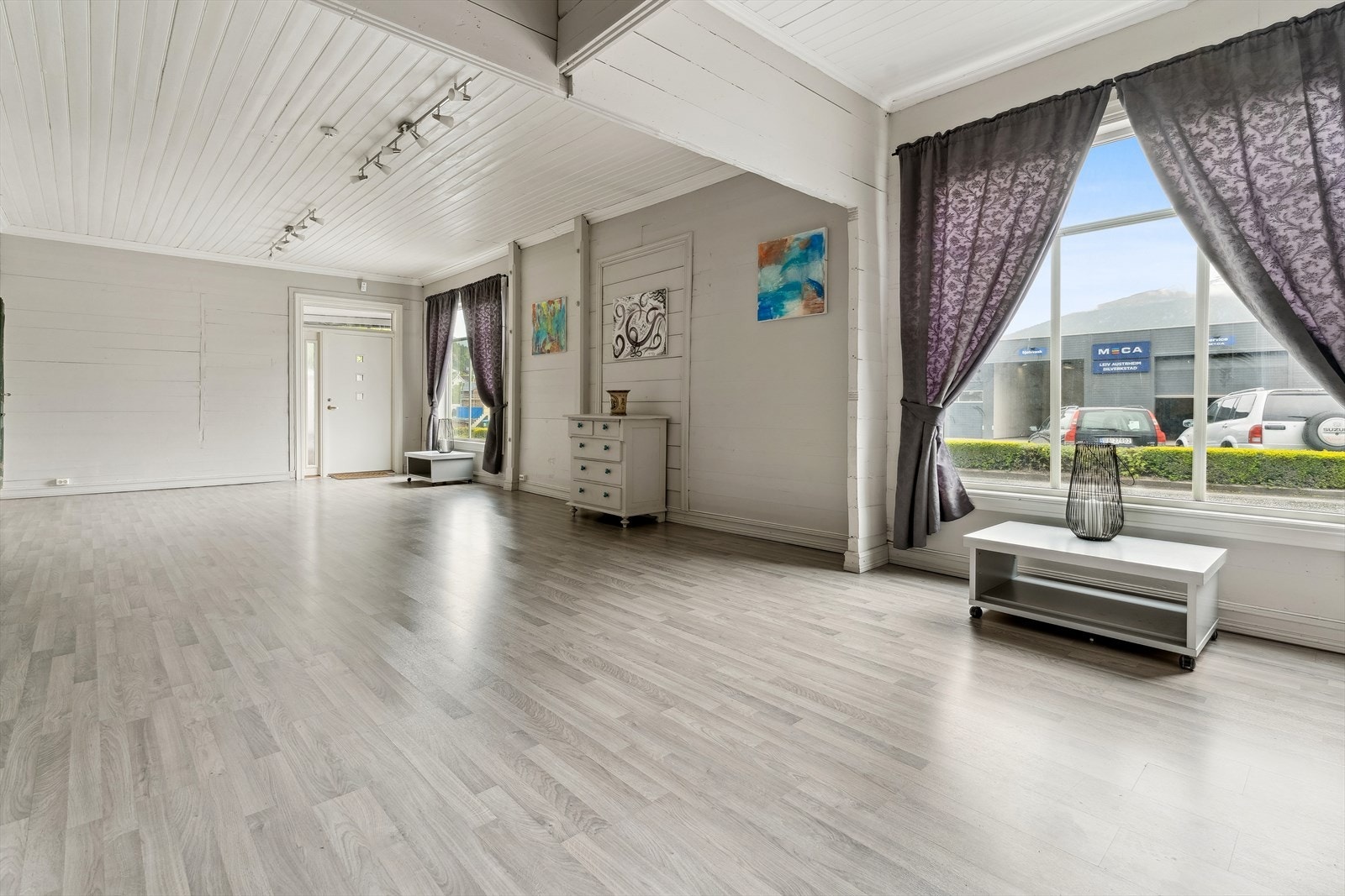 Her har det tidlegare vore både butikk og selskapslokale. Kva kunne du tenke deg å finne på her - kanskje vil du innreie til ei sentrumsnær utleigeleilegheit? Galleribilde