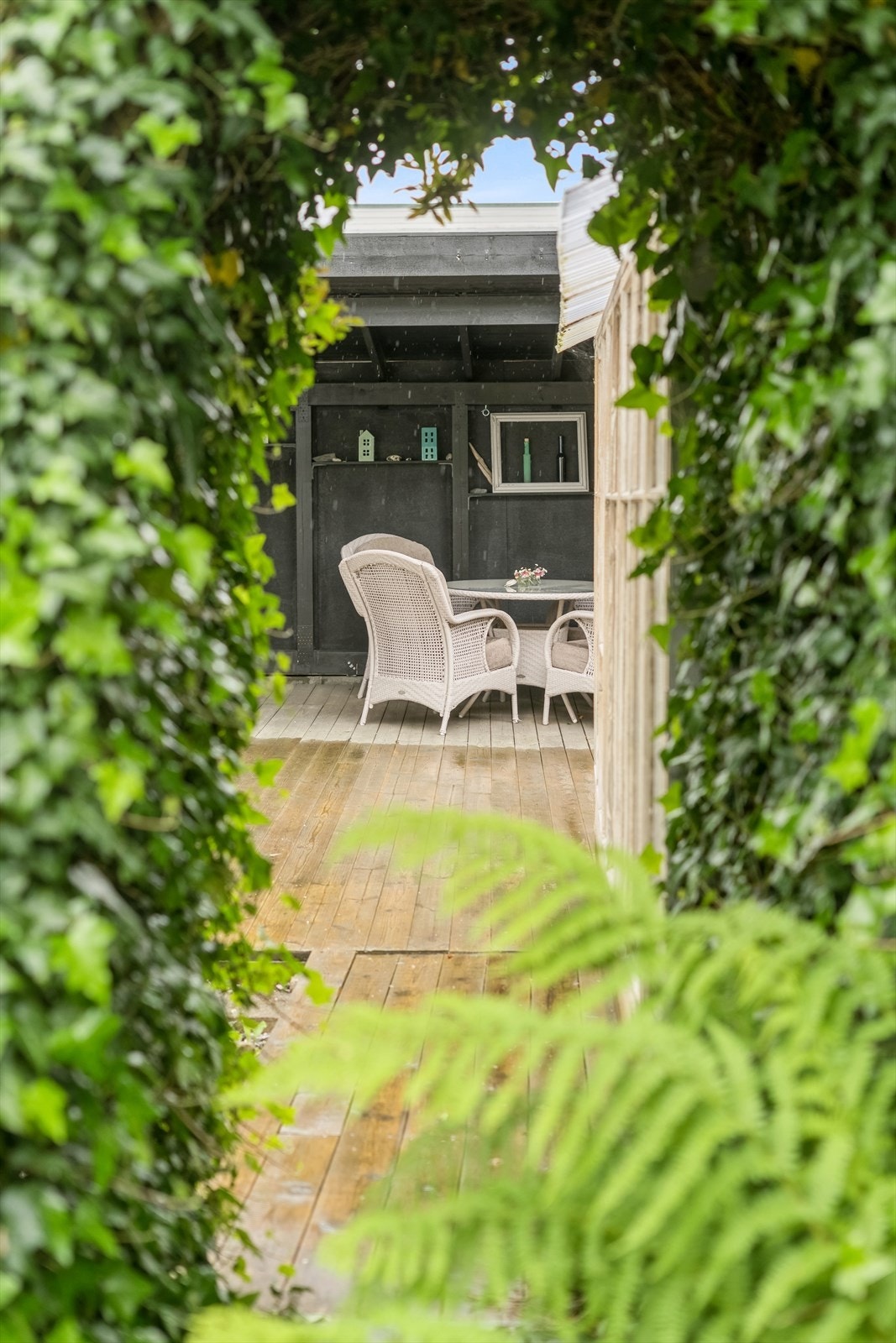 Uteområdet er pent opparbeidd, med ein usjenert og fint skjerma bakhage der ein kan nyte roen heilt for seg sjølv. Galleribilde