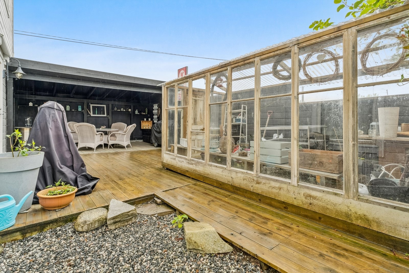 Drivhuset gjer uteområde perfekt for den som er glad i å stelle med plantar og grøne vekster. Eit grønt og frodig område perfekt for rekreasjon og avslapping. Galleribilde