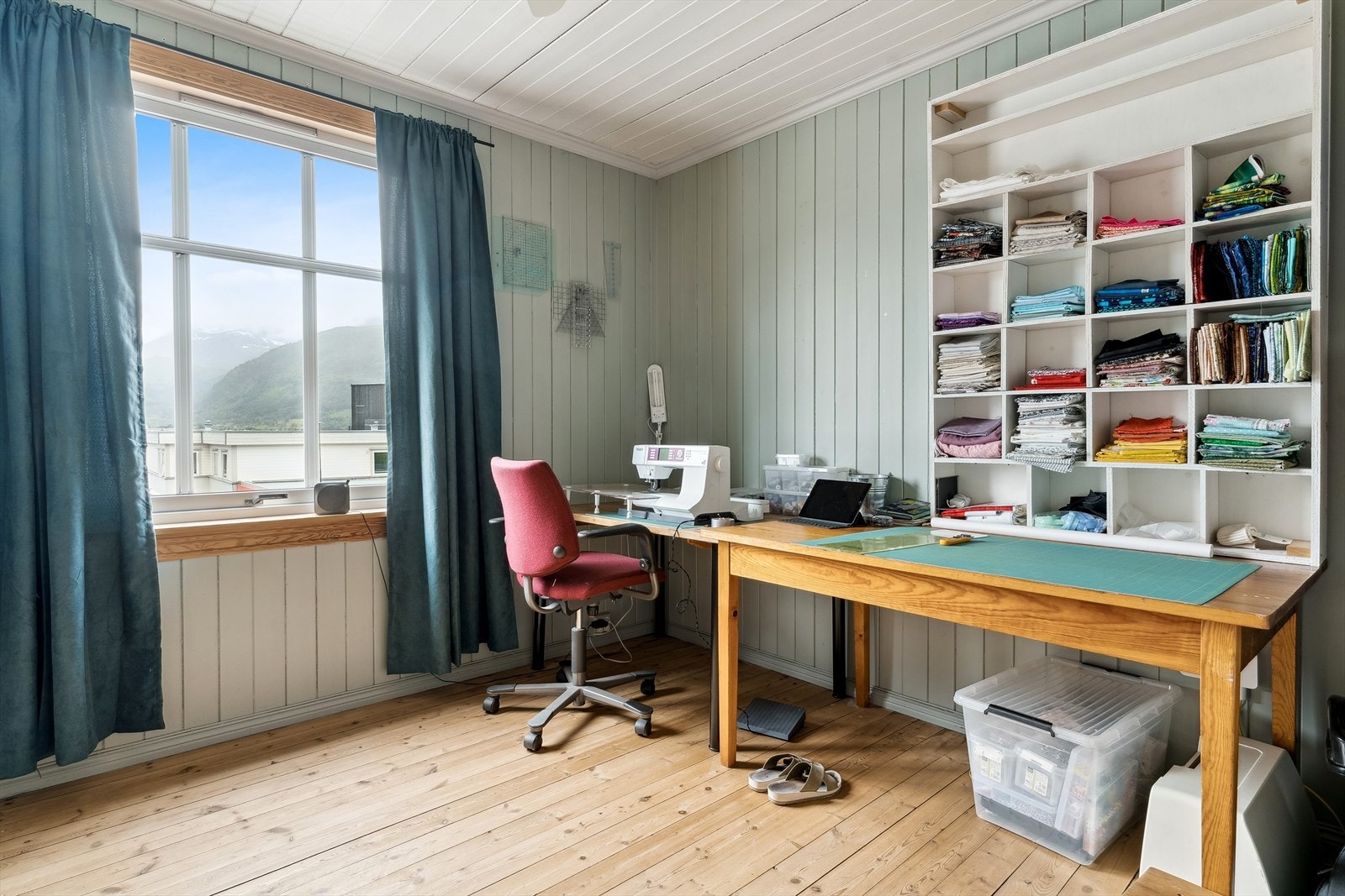 Om ein ikkje har behov for alle soveromma, kvifor ikkje nytte det som hobbyrom, kontor eller leikerom? Galleribilde