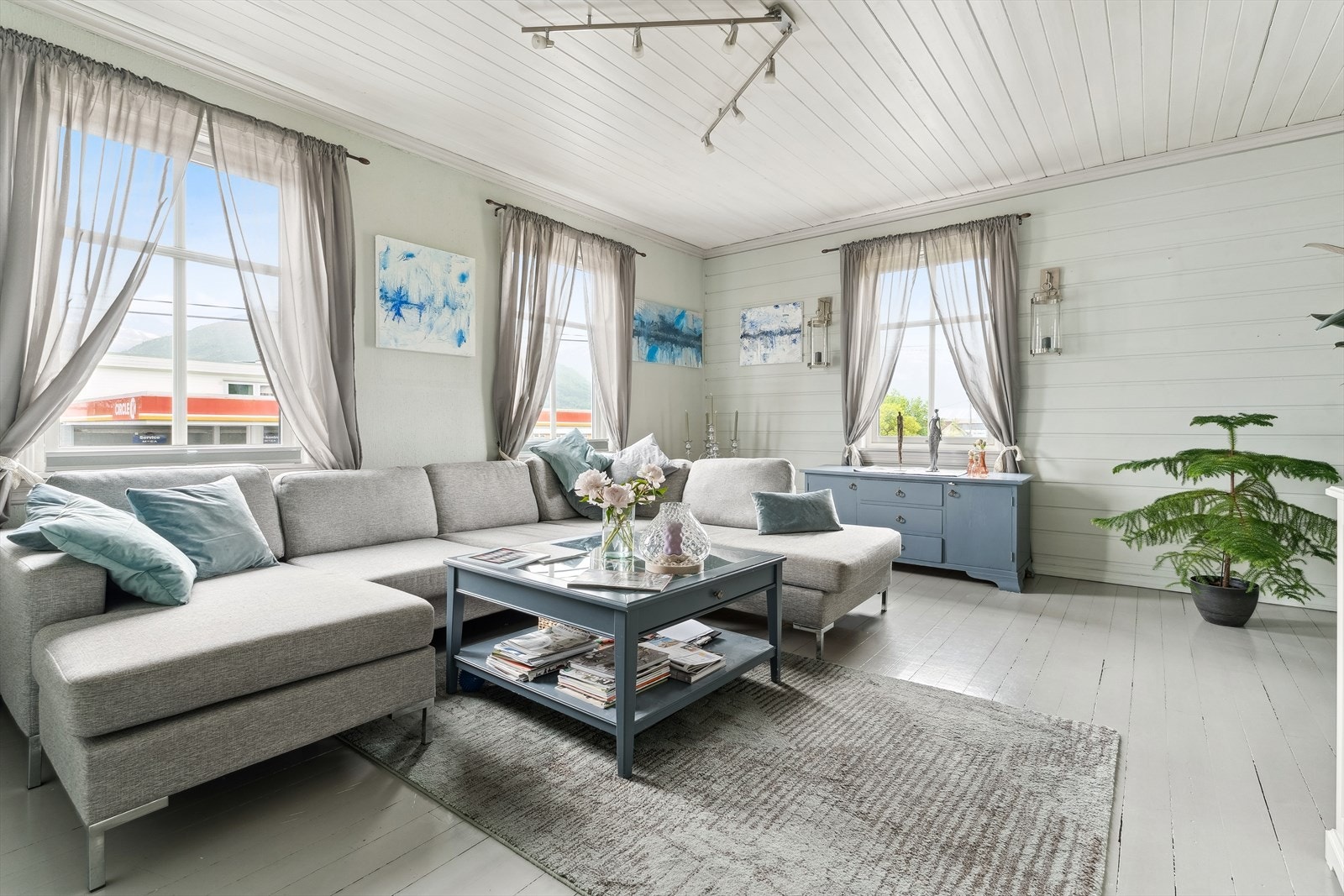 Bustaden osar av sjarm og sjel, samtidig som den er pent oppgradert og vedlikeholdt i seinare år. Galleribilde