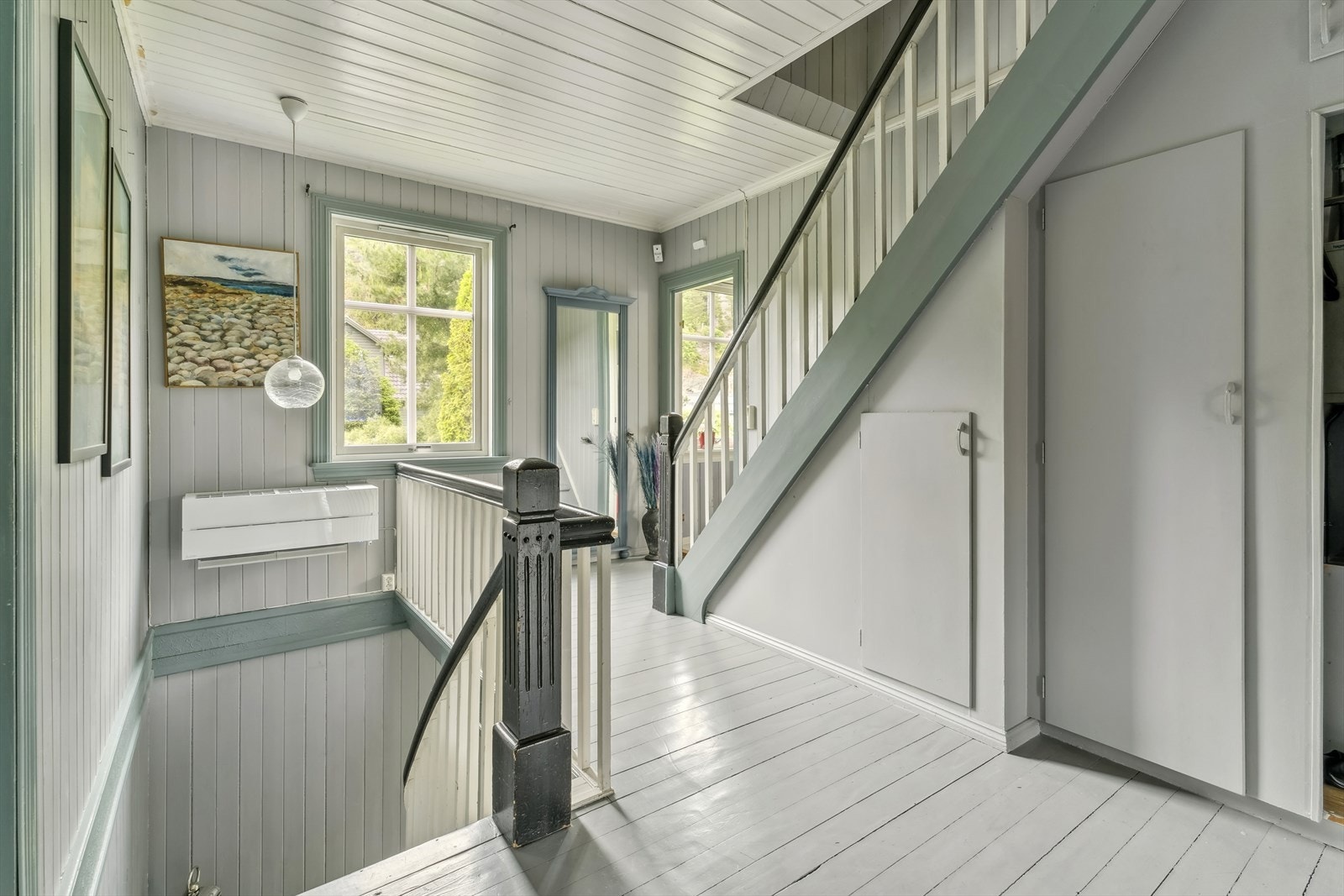 Vidare opp i 3. etasje ligg 5 soverom og bad fint samla for seg sjølv. Galleribilde