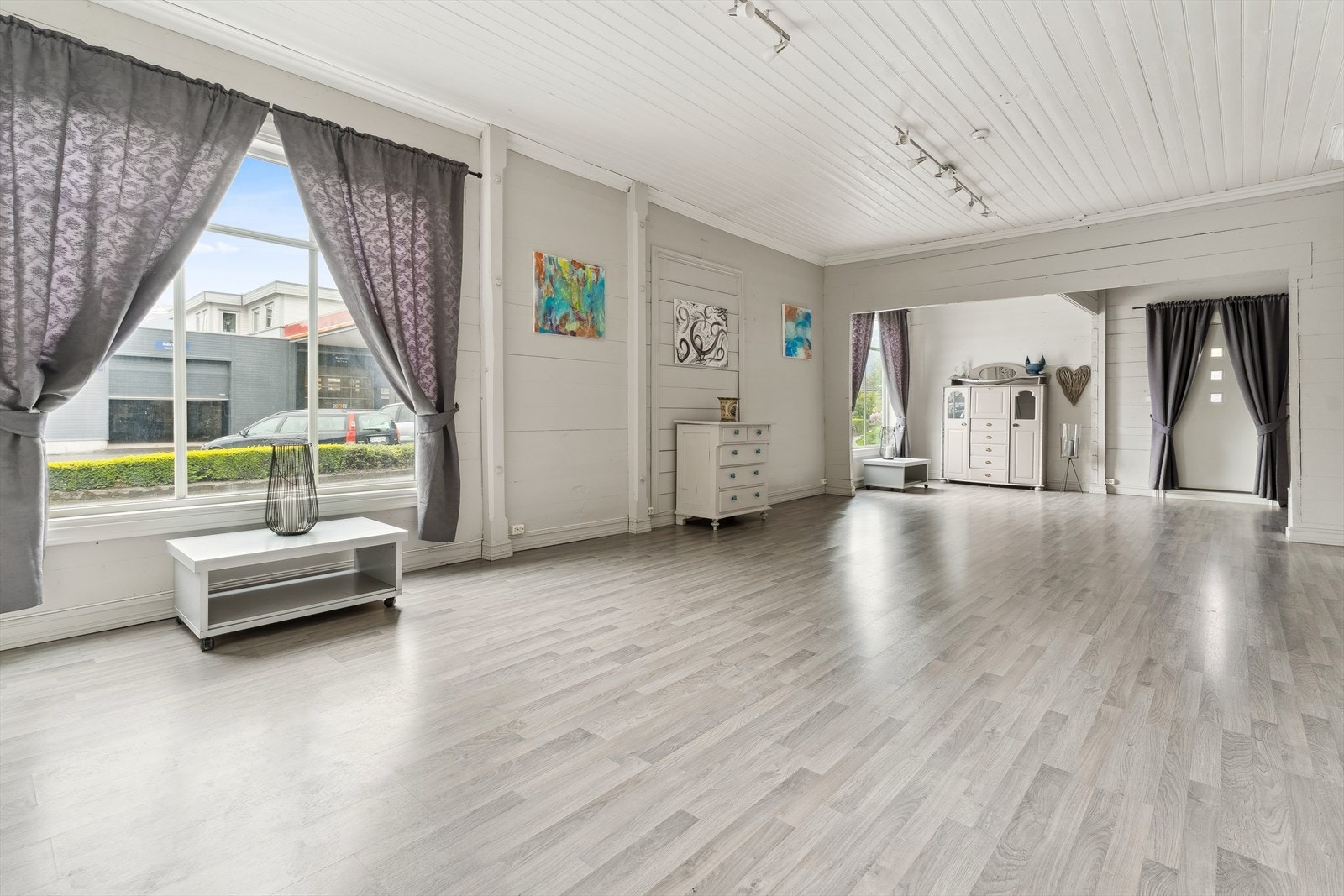 Lokalet i 1. etg. har tidlegare har vore nytta som næringslokale, men er no bruksendra til bustadføremål. Med enkle grep er moglegheitene mange for kva ein kan nytte dette arealet til! Galleribilde