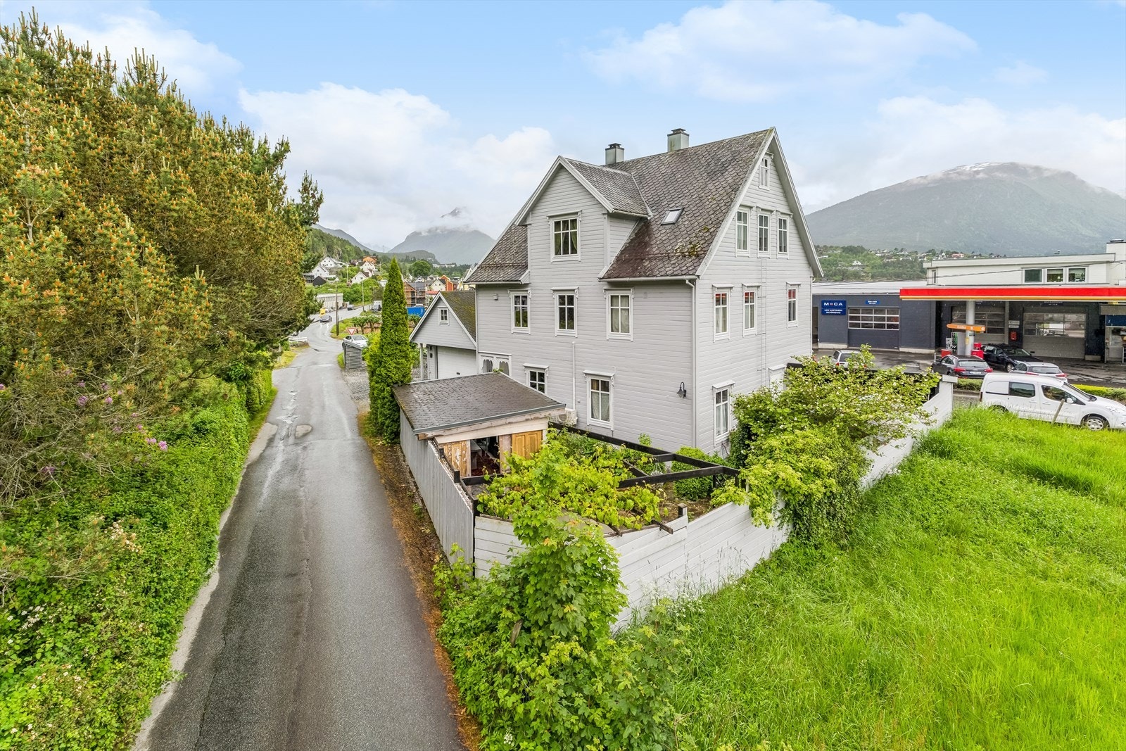 Ein spennande og innhaldsrik eigedom, sentralt beliggande like utanfor sentrumskjerna på Sandane. Galleribilde