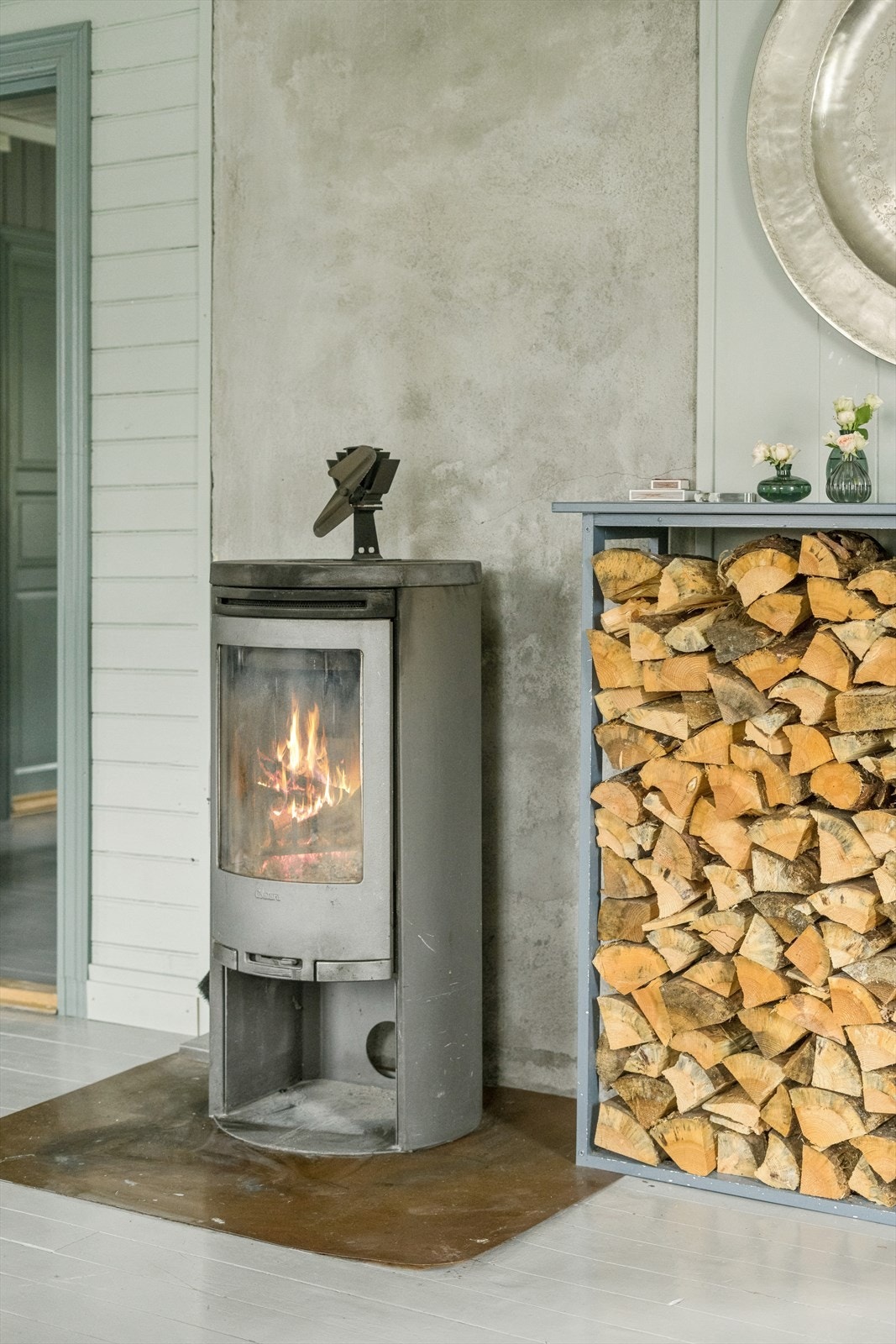 Med både vedomn og varmepumpe, er ein sikra jamn og god temperatur året rundt. Galleribilde