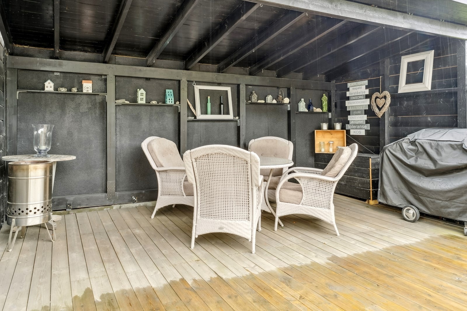 Terrassen er dels overbygd, som gjer at ein kan nyte uteområdet på tross av nokre dråpar regn. Her har ein også direkte tilkomst inn til opphaldsrommet i 1. etg. Galleribilde