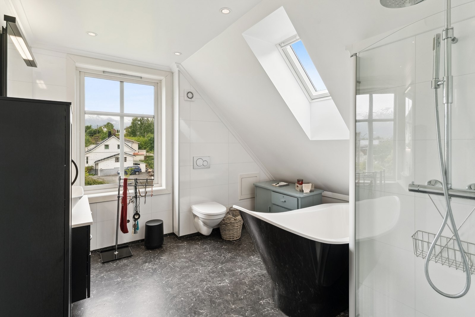 Badet var renovert i 2017, og held moderne standard med både dusj og badekar, samt varmekablar i golv og downlights i himling. Galleribilde