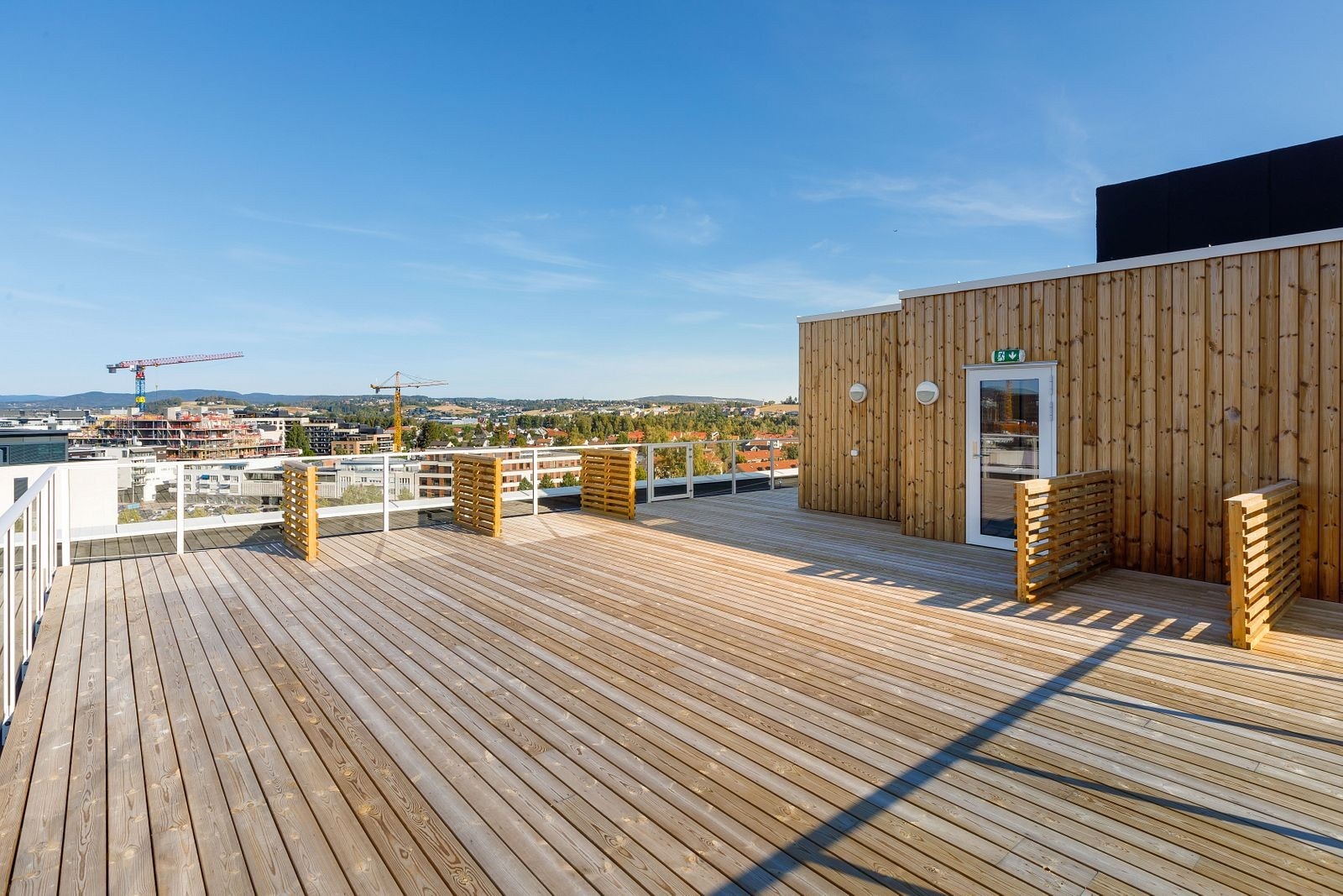 Takterrasse man bruke om sommeren. Galleribilde