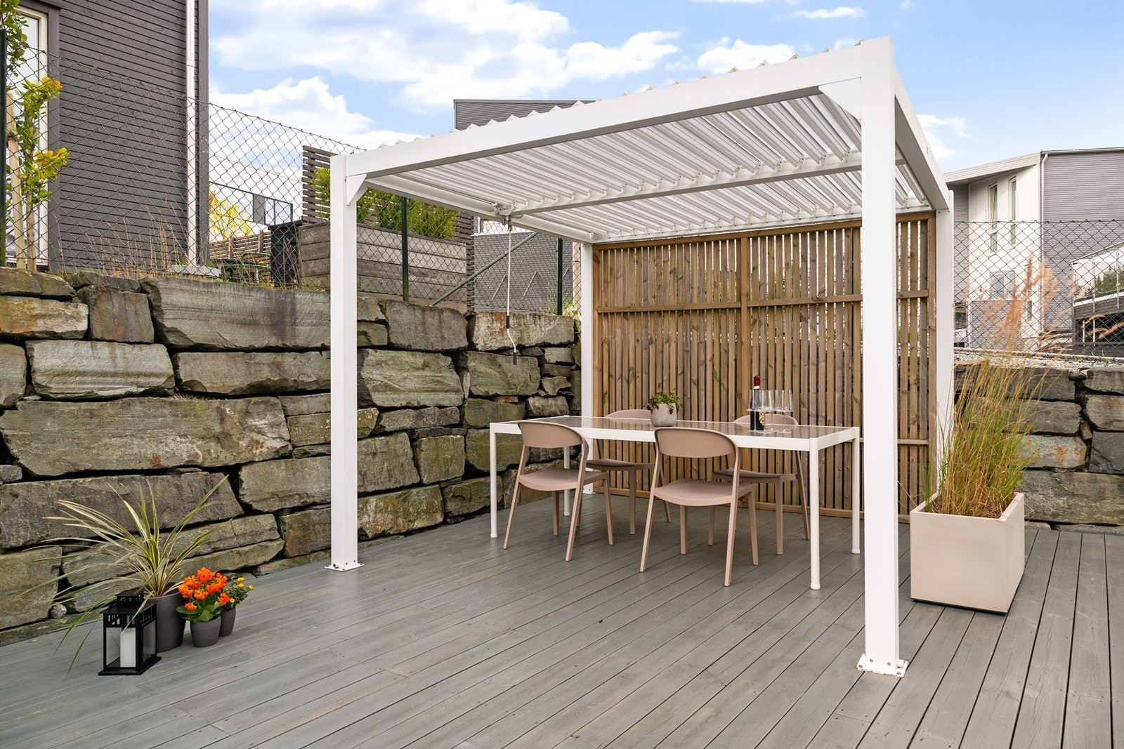 Stilfull uteplass med bordsetting for hyggelige sammenkomster Galleribilde