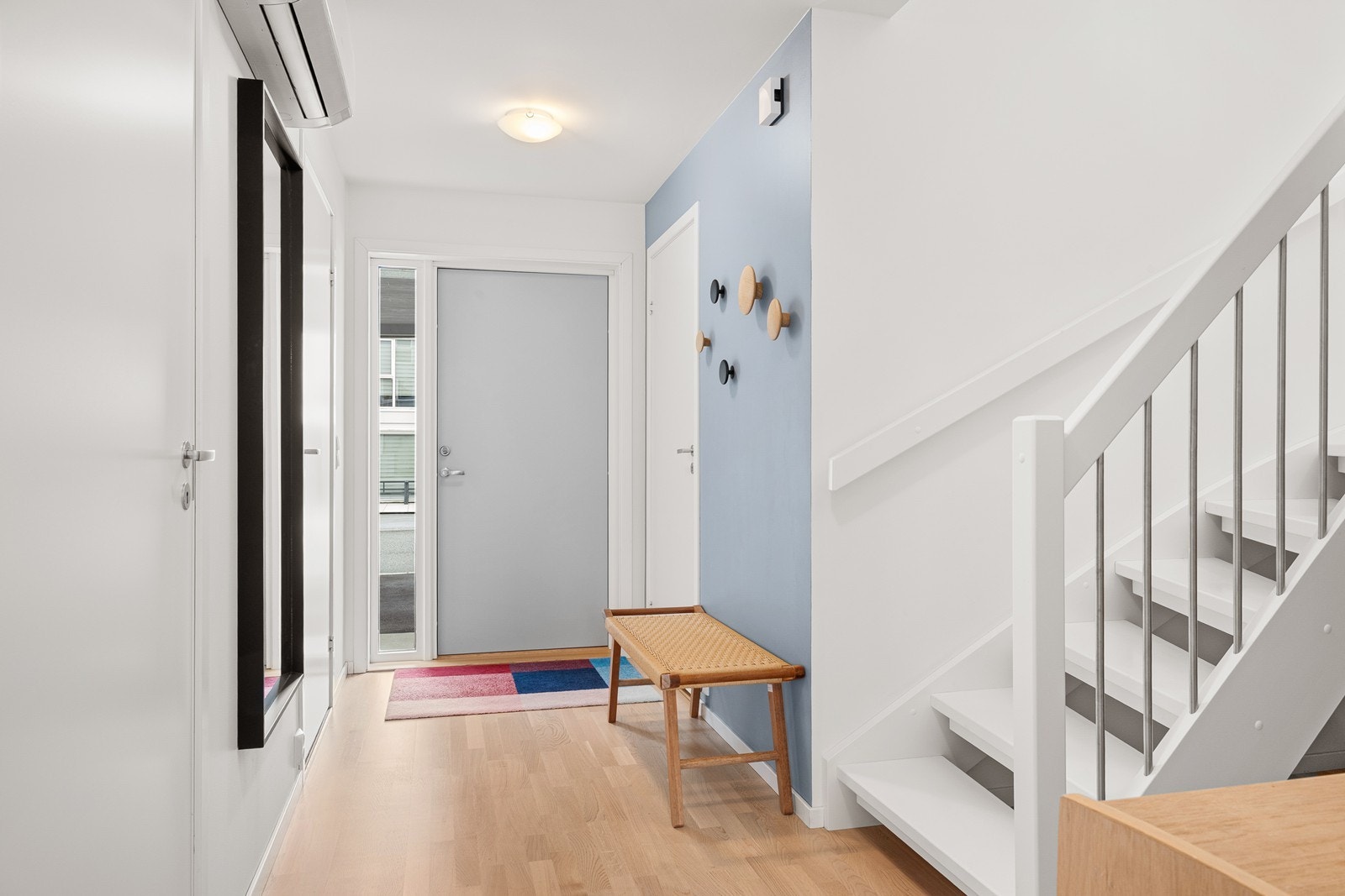 Entrè/inngangsparti med plass til å sette fra seg sko og å henge opp yttertøy Galleribilde