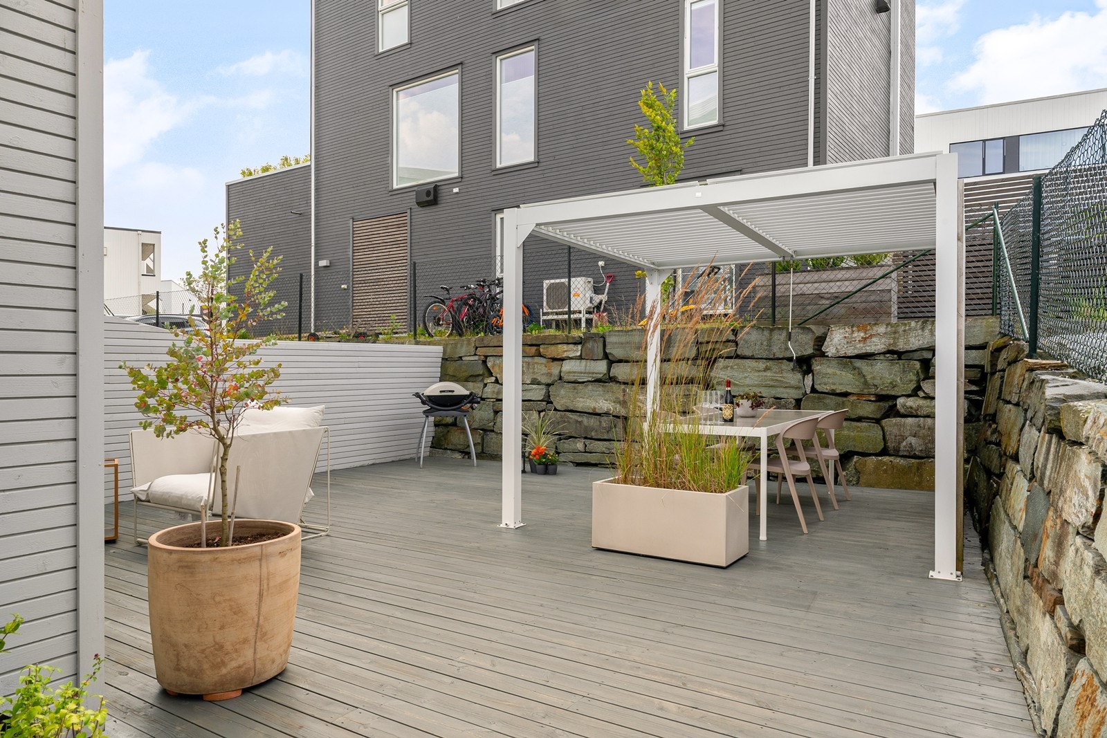 Lun terrasse med plass til gode måltider ute. Galleribilde