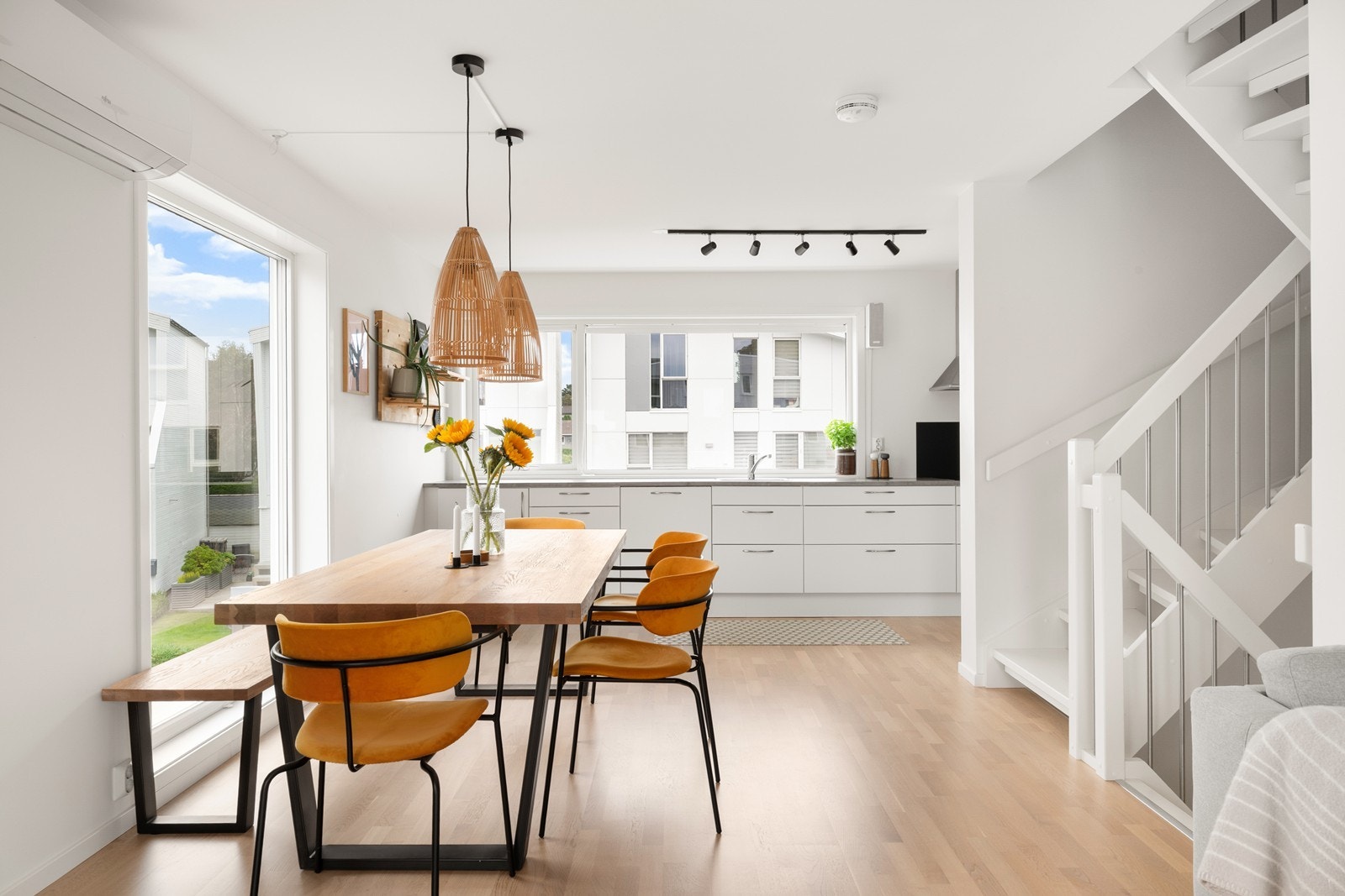 Her er god arbeidsplass og masse naturlig lys. Galleribilde