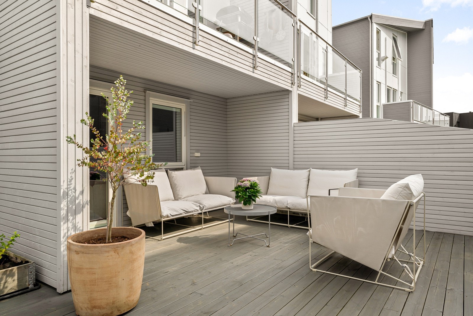 Skjermet uteplass som innbyr til hyggelige sommerdager. Galleribilde