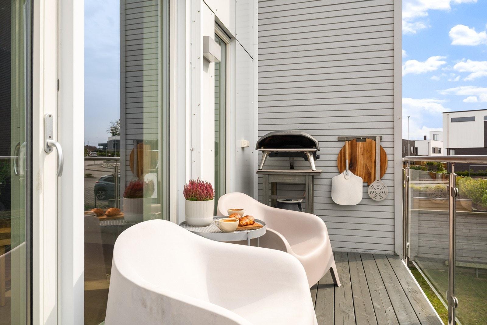 Balkongen er en perfekt uteplass for morgenkaffen eller sene sommerkvelder Galleribilde