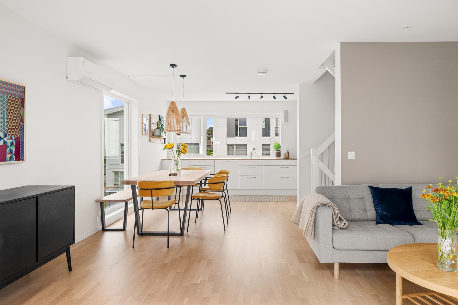 Åpen kjøkkenløsning - perfekt både for hverdag og med gjester på besøk Galleribilde