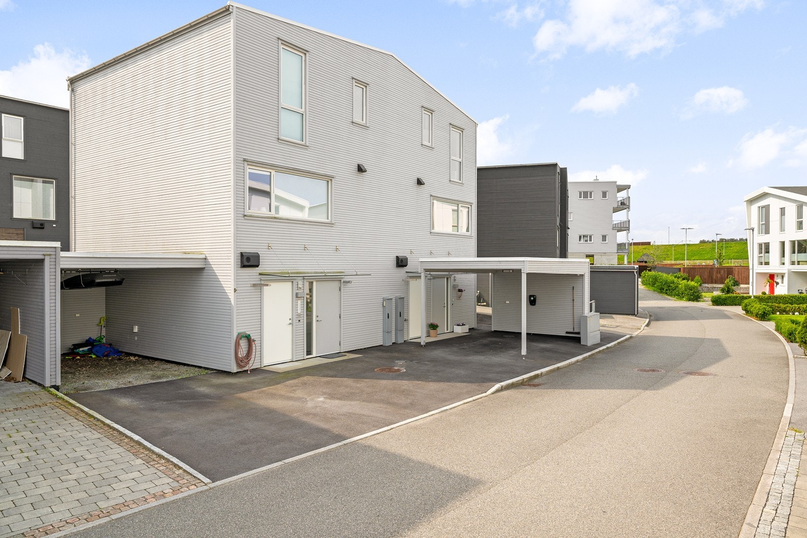 Fasade med carport Galleribilde