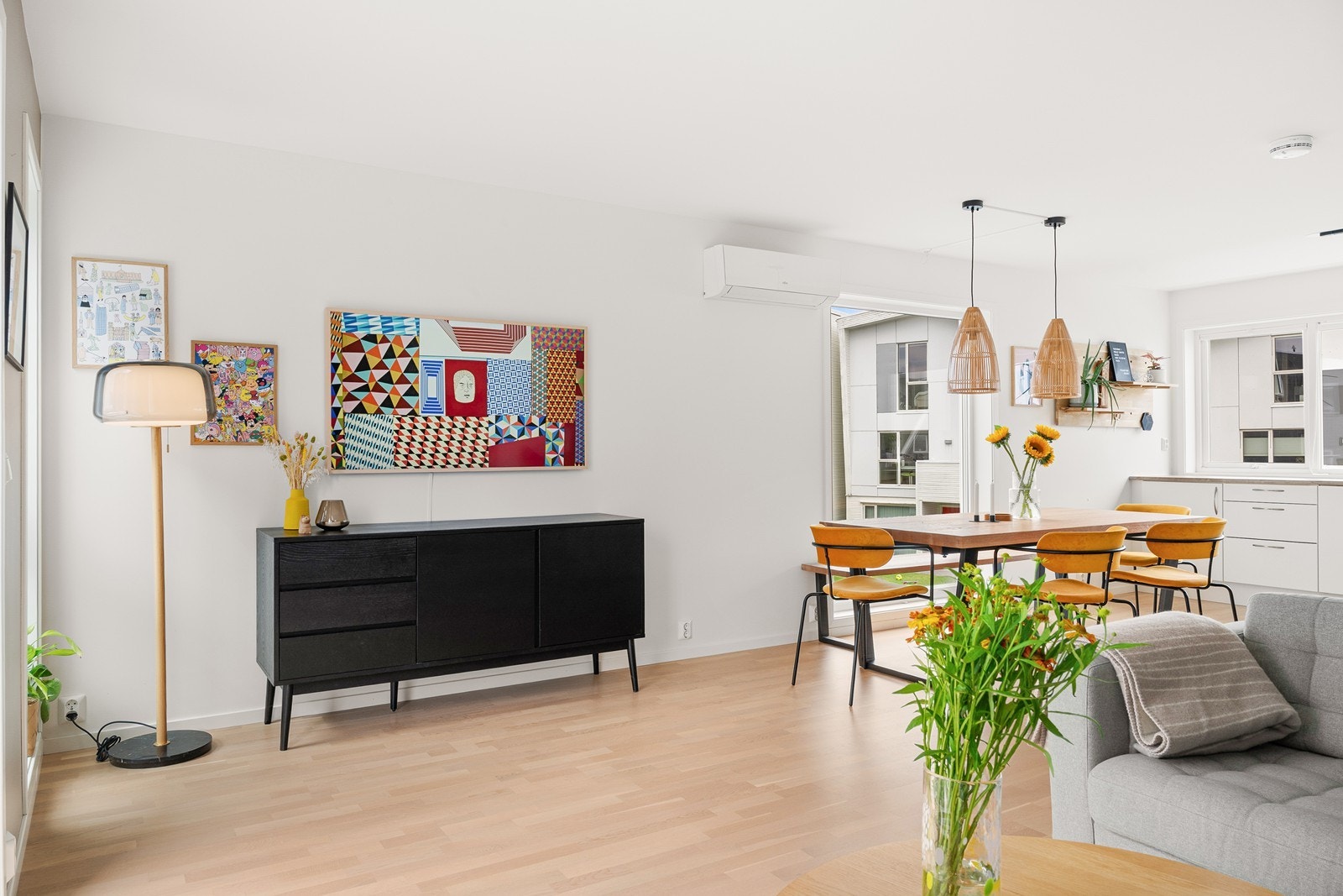 God plass til spisebord. Naturlig flyt mellom matlaging og sosialt samvær. Galleribilde