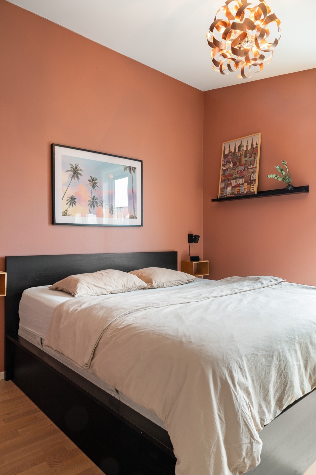 Her er god plass til stor seng og ulike skap og hylleløsninger Galleribilde