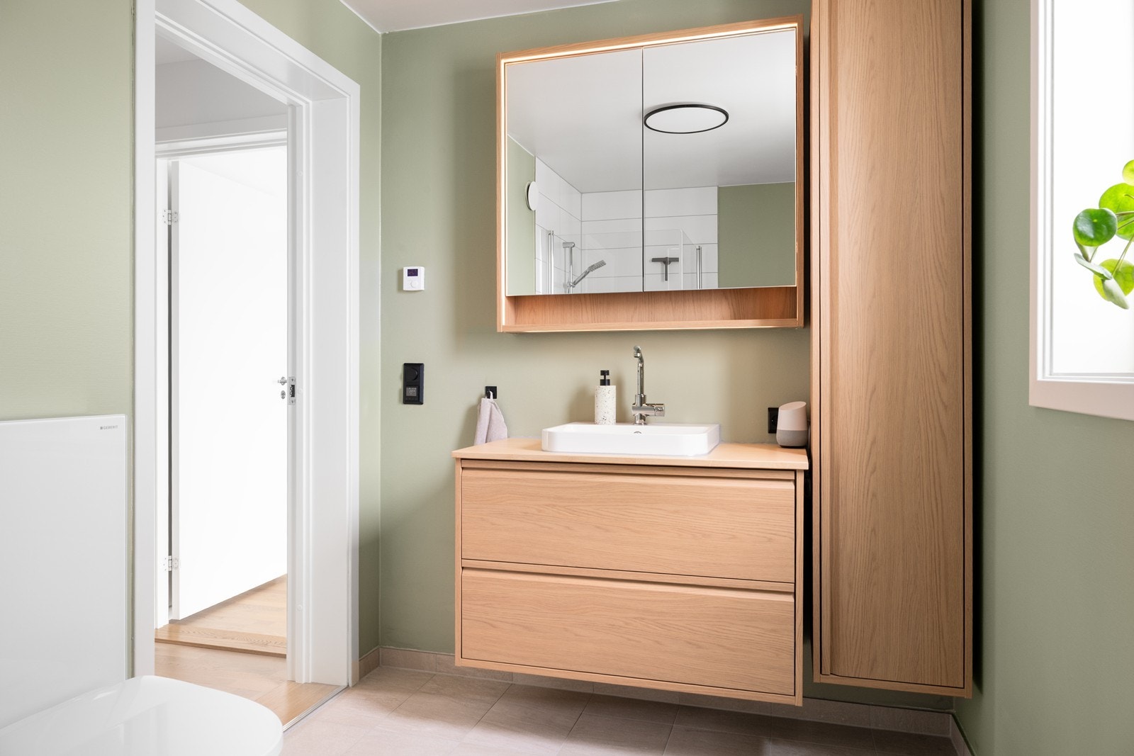 Delikat baderom med kombinasjon av stil og funksjonalitet Galleribilde