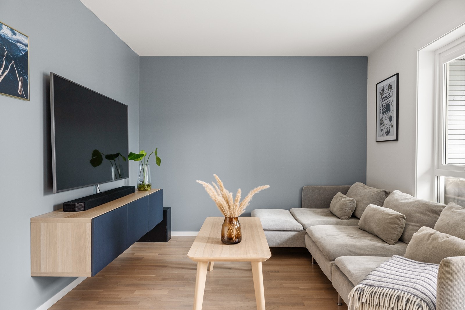 Lun og koselig stue med plass til hele familien. Galleribilde