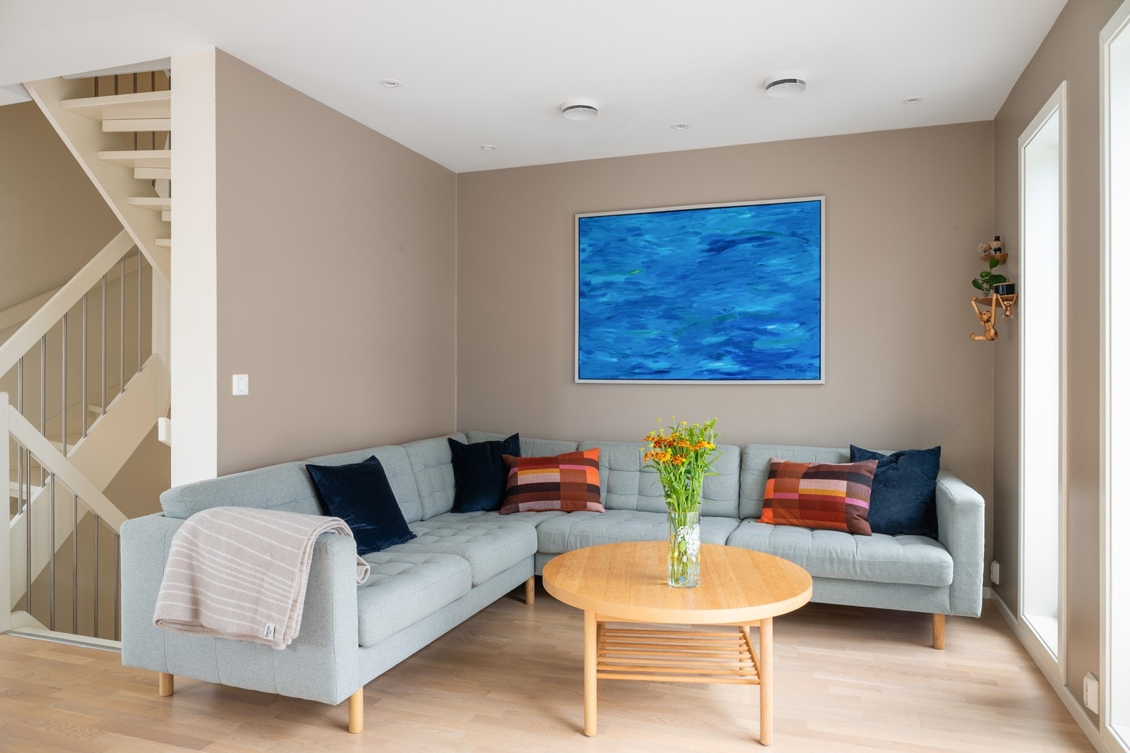 Åpen stue i smakfulle fargevalg Galleribilde