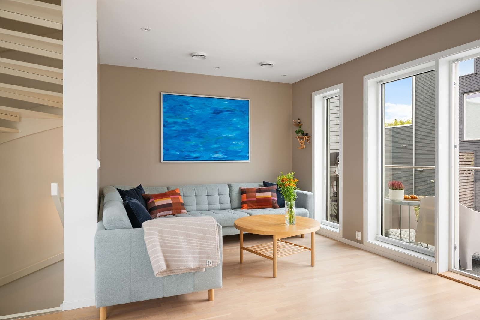 Store vindusflater gir godt med dagslys inn Galleribilde