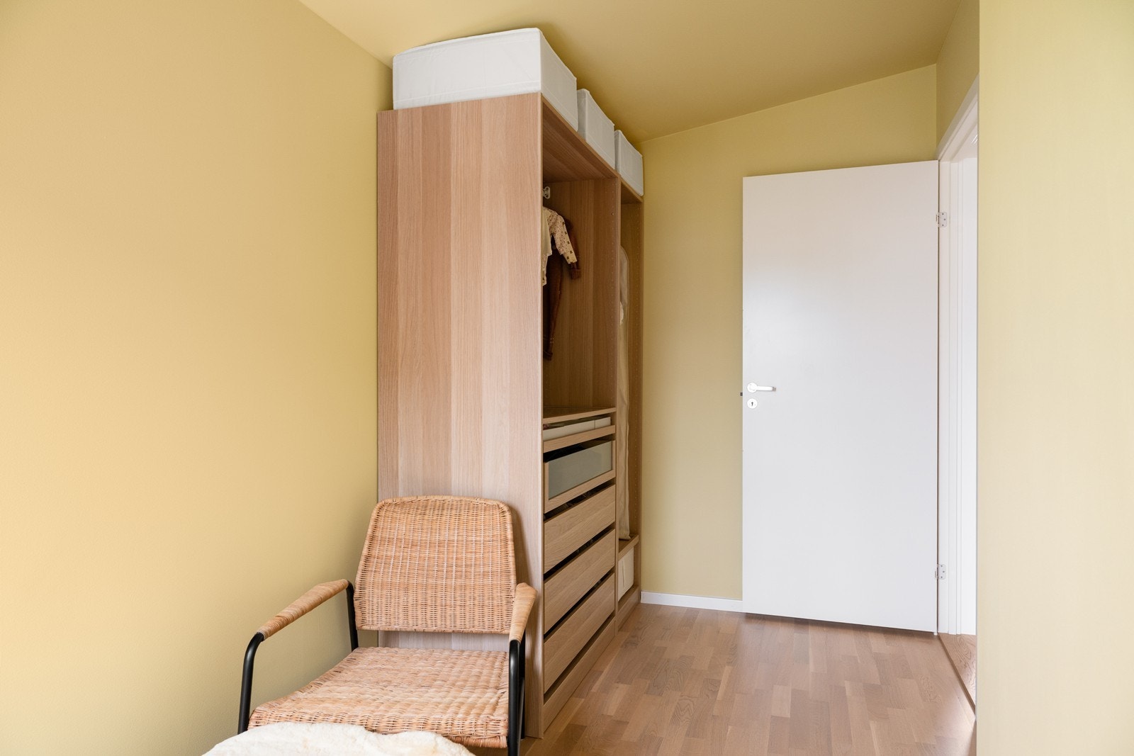 Plass til seng og garderobe Galleribilde