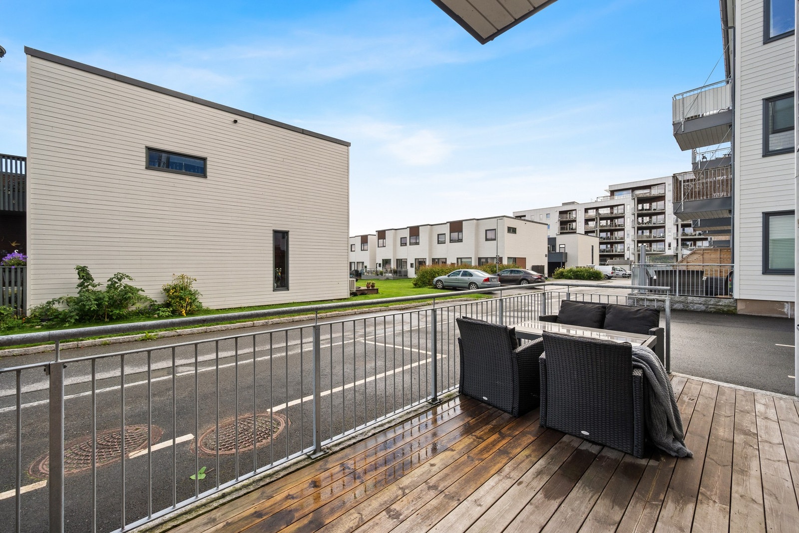 Det er utsyn mot sameiets fellesarealer. Galleribilde