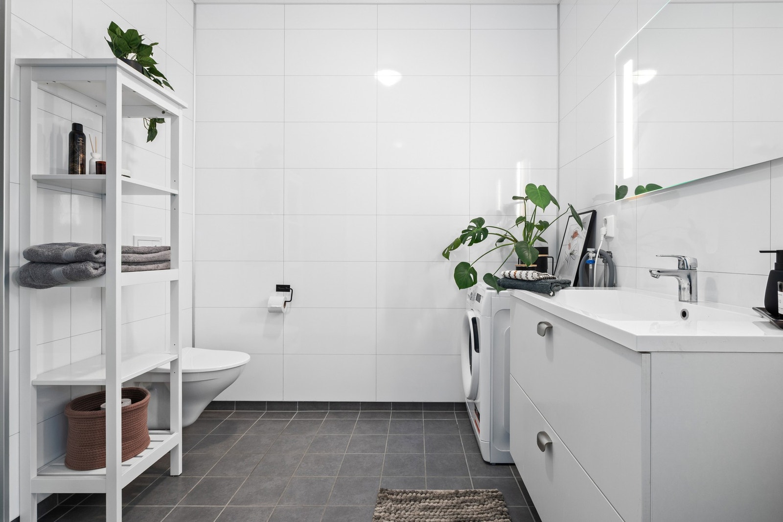 Badet har flislagt gulv med elektrisk varme. Veggene har derimot flisimiterte plater. Galleribilde