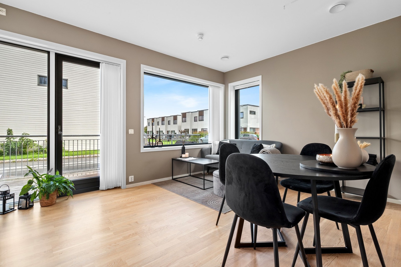 De store vinduene bidrar til en ekstra god og luftig romfølelse. Galleribilde