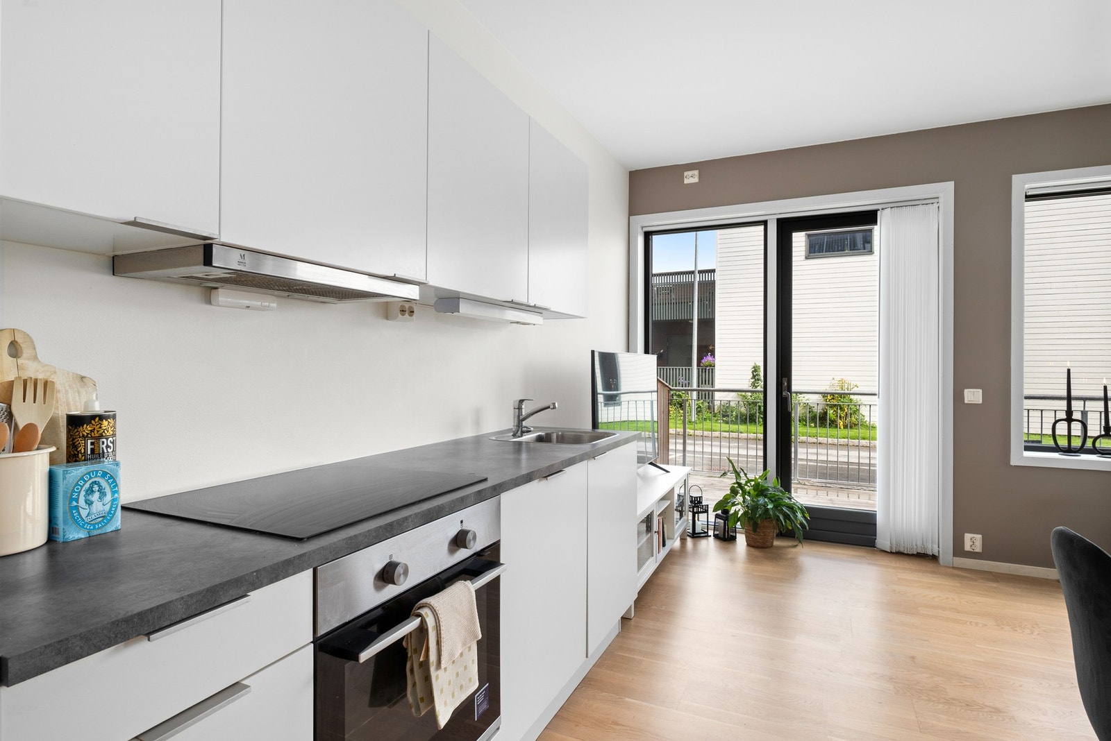 Det er integrert stekeovn, induksjonstopp, ventilator, oppvaskmaskin og kjøl/frys. Galleribilde