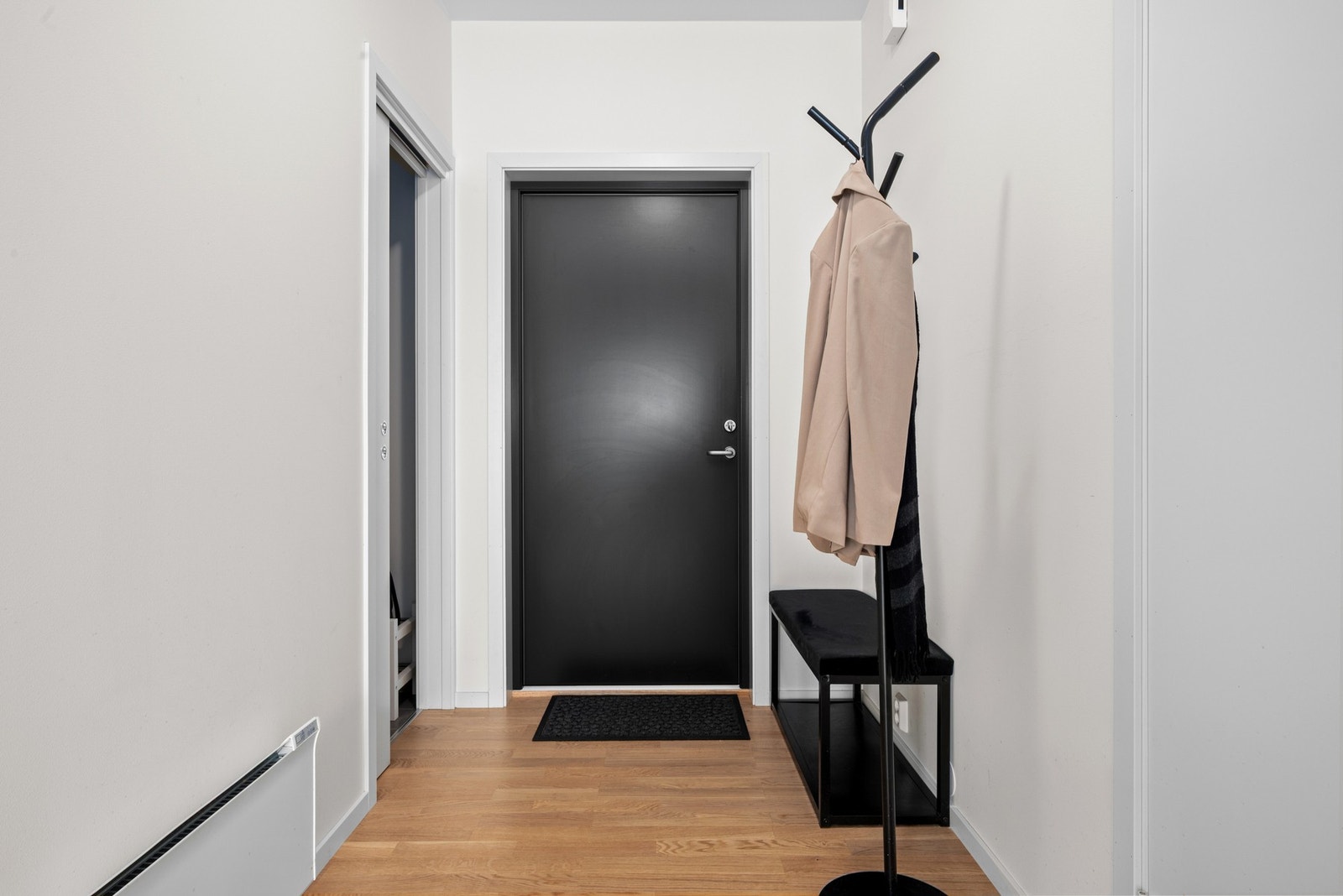 Entreen har skyvedør inn til en bod på 3 kvm, som gjør det enkelt å rydde unna yttertøy og utstyr. Galleribilde